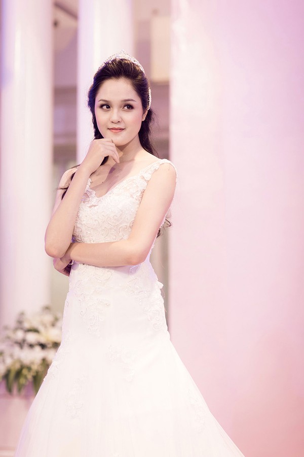 Ngọc Hân khoe làn da trắng mịn với đầm quây hở vai 7 Ngọc Hân khoe làn da trắng mịn với đầm quây hở vai 7