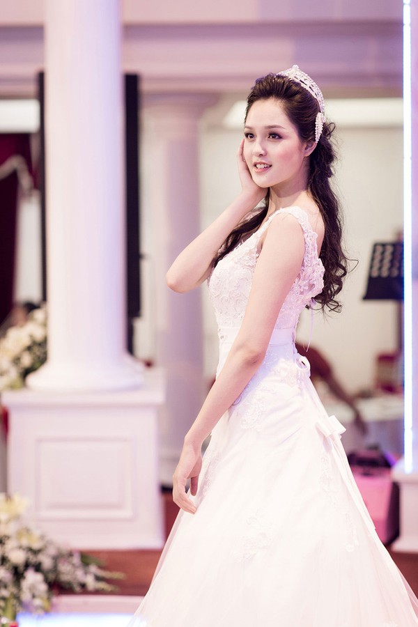 Ngọc Hân khoe làn da trắng mịn với đầm quây hở vai 10 Ngọc Hân khoe làn da trắng mịn với đầm quây hở vai 10