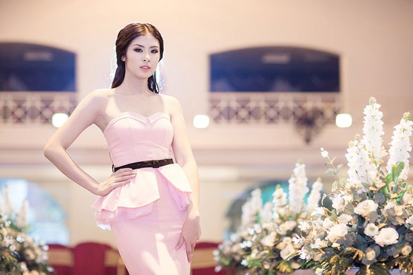 Ngọc Hân khoe làn da trắng mịn với đầm quây hở vai 3 Ngọc Hân khoe làn da trắng mịn với đầm quây hở vai 3