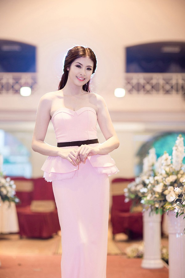 Ngọc Hân khoe làn da trắng mịn với đầm quây hở vai 4 Ngọc Hân khoe làn da trắng mịn với đầm quây hở vai 4