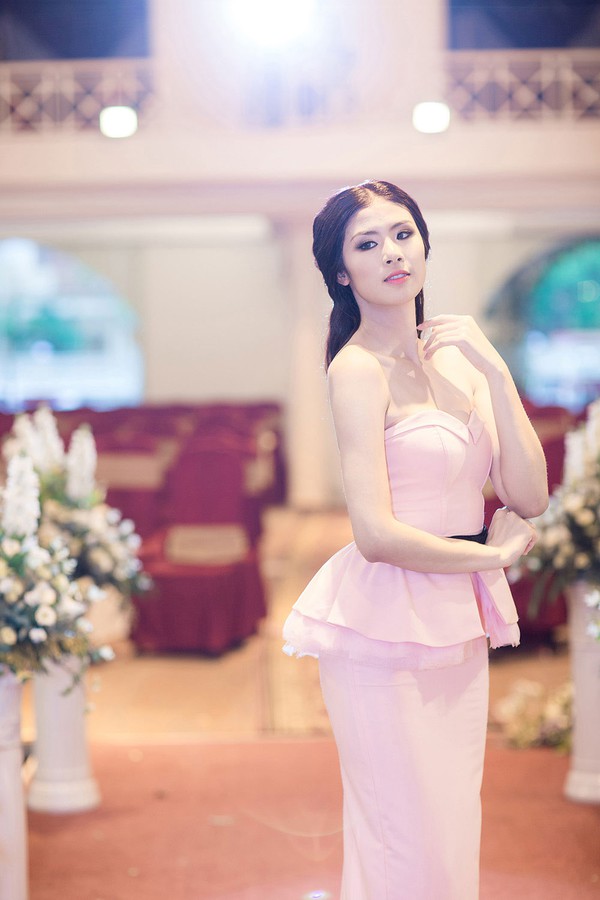 Ngọc Hân khoe làn da trắng mịn với đầm quây hở vai 5 Ngọc Hân khoe làn da trắng mịn với đầm quây hở vai 5