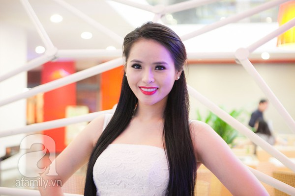 Người đẹp đại diện VN thi Miss World rạng rỡ đi đón 