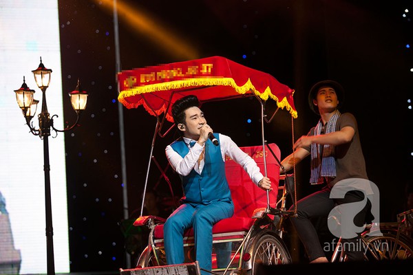 Quang Hà vừa hôn vừa bế bổng Siu Black trên sân khấu 10