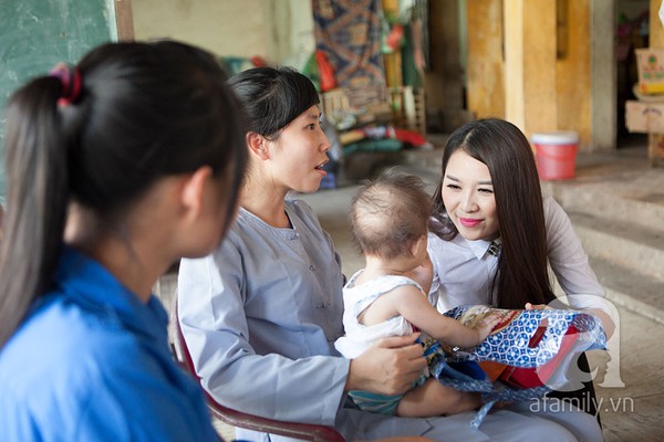 Quế Vân cùng Minh Vương đi phát quà trung thu cho các em nhỏ 7