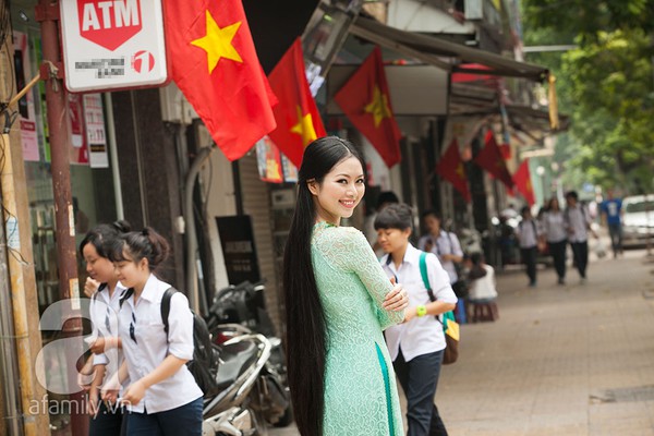 Hoa hậu Ngọc Anh xinh xắn trong tà áo dài xanh 1