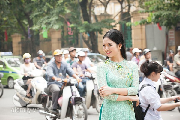 Hoa hậu Ngọc Anh xinh xắn trong tà áo dài xanh 5