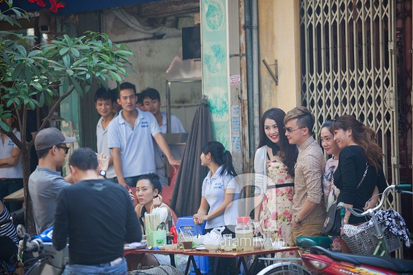 Bắt gặp Cao Thái Sơn thân mật bên tình cũ trên phố cổ Hà Nội 8 Bắt gặp Cao Thái Sơn thân mật bên tình cũ trên phố cổ Hà Nội 8