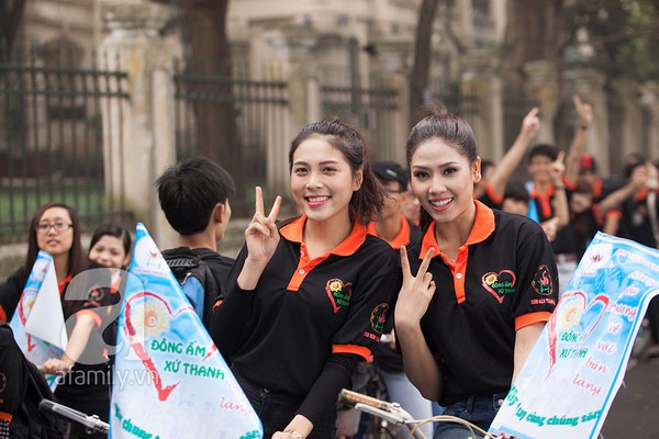 Nguyễn Thị Loan và Á hậu Lò Thị Minh cùng đạp xe làm từ thiện 1