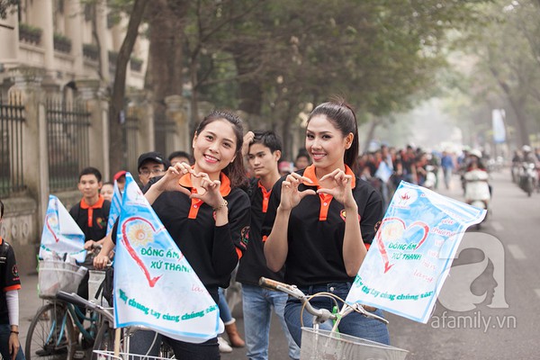 Nguyễn Thị Loan và Á hậu Lò Thị Minh cùng đạp xe làm từ thiện 2