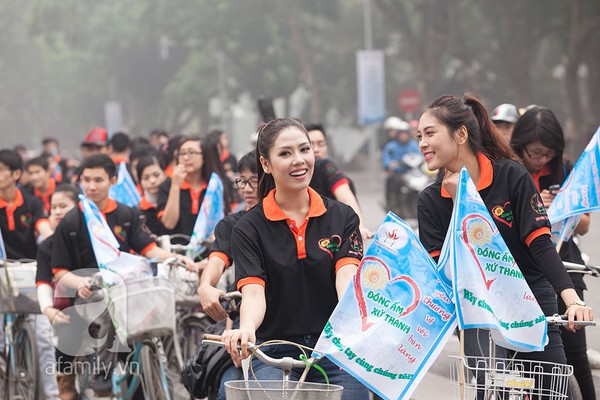 Nguyễn Thị Loan và Á hậu Lò Thị Minh cùng đạp xe làm từ thiện 3