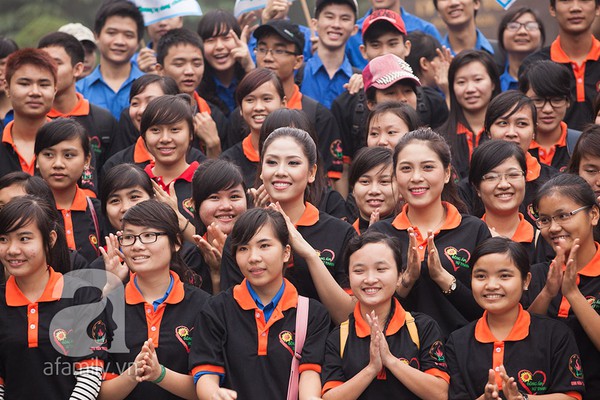 Nguyễn Thị Loan và Á hậu Lò Thị Minh cùng đạp xe làm từ thiện 4