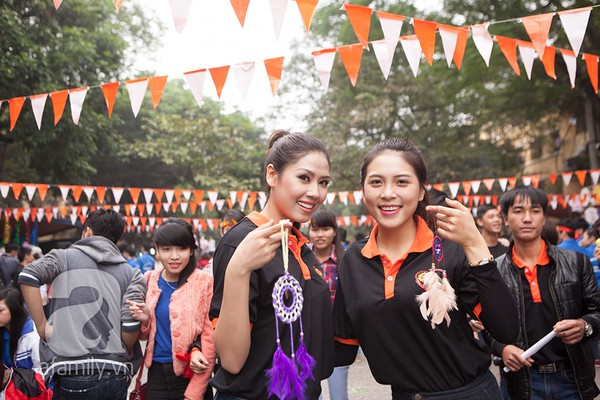 Nguyễn Thị Loan và Á hậu Lò Thị Minh cùng đạp xe làm từ thiện 10