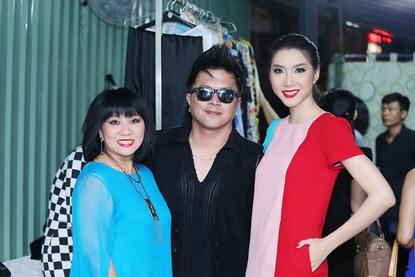 Ngọc Quy&ecirc;n diện đầm sặc sỡ kho&aacute;c tay MC Thanh Bạch 6