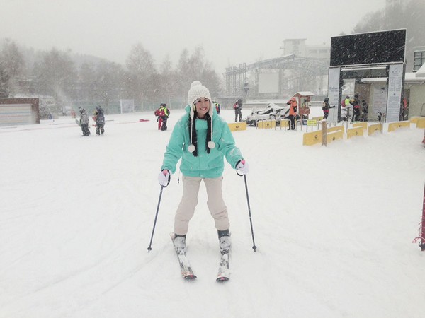 Hoa hậu Ngọc Hân phấn chấn trong lần đầu đi trượt tuyết 3