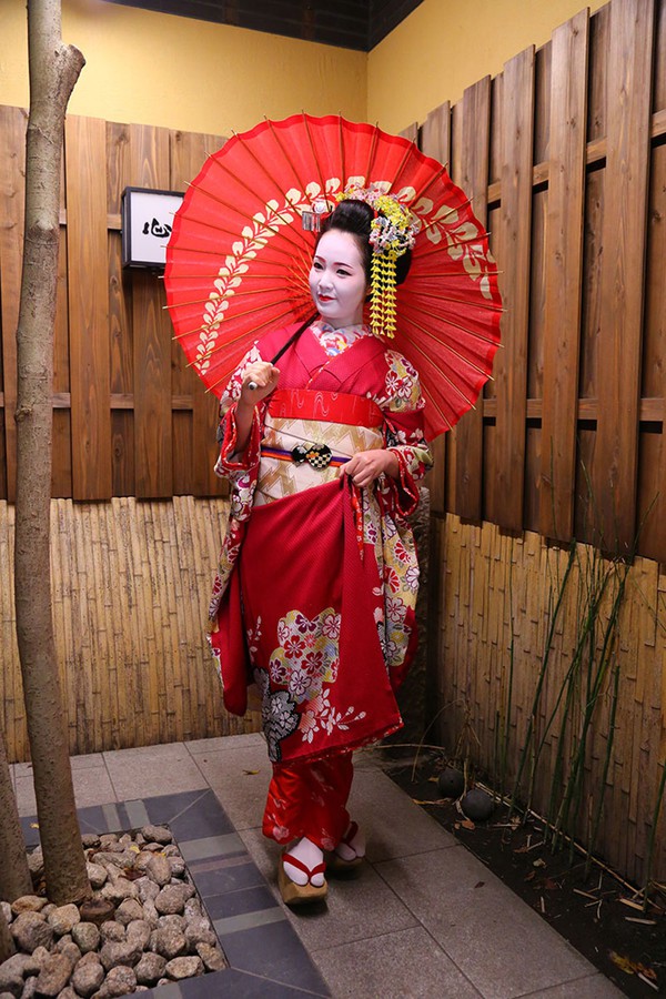 Ngỡ ngàng ngắm Á hậu Thuỵ Vân hoá thành Geisha tại Nhật 1