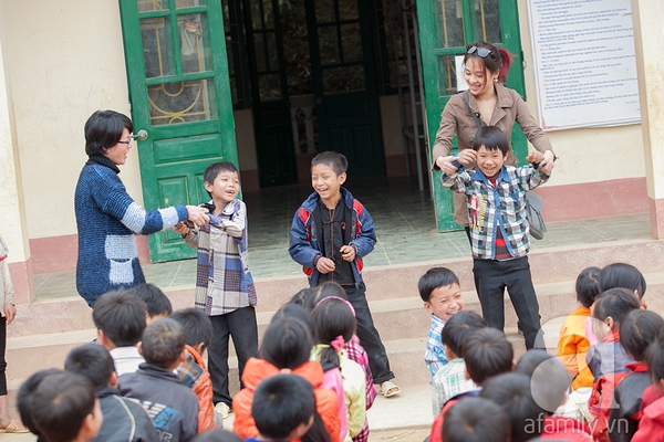 Hoa hậu biển Vân Anh vượt hơn 30 km đường núi đi làm từ thiện 7