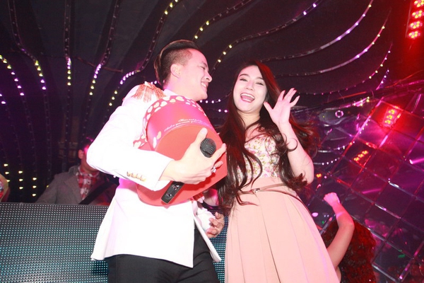 Cao Thái Sơn được fan nữ tặng sôcôla và hôn ngay trên sân khấu 4