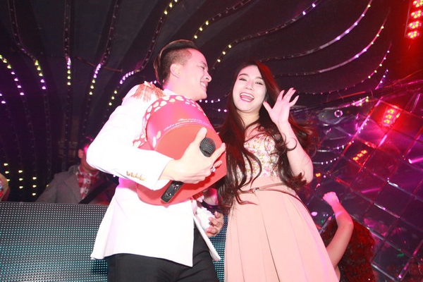 Cao Thái Sơn được fan nữ tặng sôcôla và hôn ngay trên sân khấu 4 Cao Thái Sơn được fan nữ tặng sôcôla và hôn ngay trên sân khấu 4