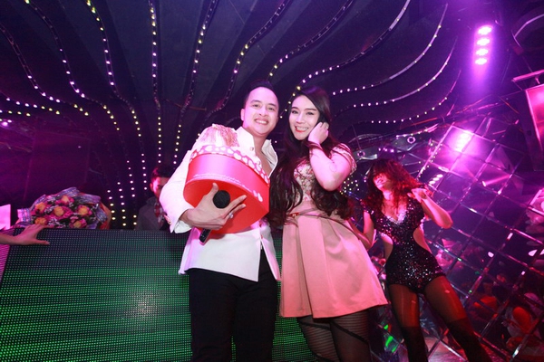 Cao Thái Sơn được fan nữ tặng sôcôla và hôn ngay trên sân khấu 5