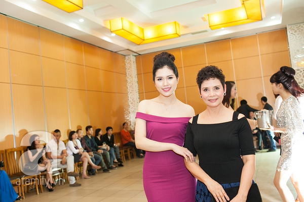 Đan Lê vác bụng bầu cùng chồng đến chúc mừng Minh Tiệp 5 Đan Lê vác bụng bầu cùng chồng đến chúc mừng Minh Tiệp 5