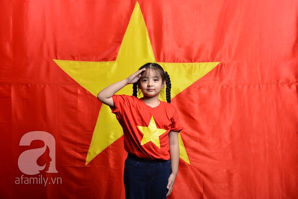 Thuý Hằng và các con đầy tự hào mặc áo hình cờ Tổ quốc 2