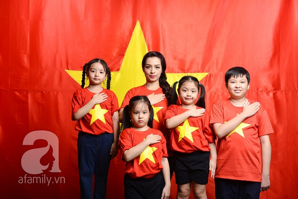 Thuý Hằng và các con đầy tự hào mặc áo hình cờ Tổ quốc 4
