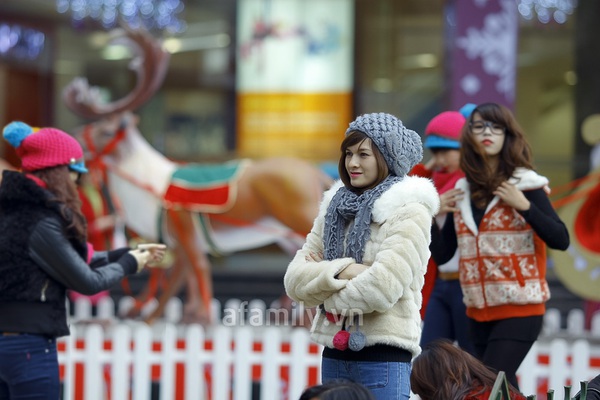 Chùm ảnh: Người Hà Nội vui Noel trong tiết trời lạnh giá 23