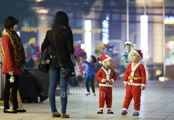 Chùm ảnh: Người Hà Nội vui Noel trong tiết trời lạnh giá 29