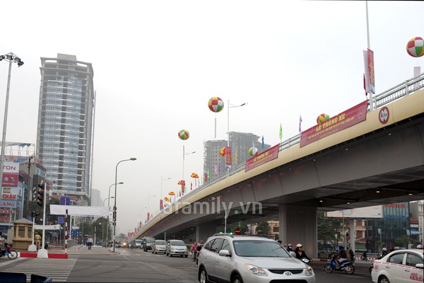 Sáng nay, cầu vượt Trần Duy Hưng – Nguyễn Chí Thanh chính thức thông xe 2