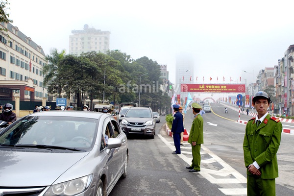 Sáng nay, cầu vượt Trần Duy Hưng – Nguyễn Chí Thanh chính thức thông xe 14