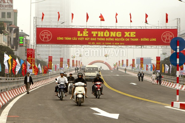 Sáng nay, cầu vượt Trần Duy Hưng – Nguyễn Chí Thanh chính thức thông xe 15
