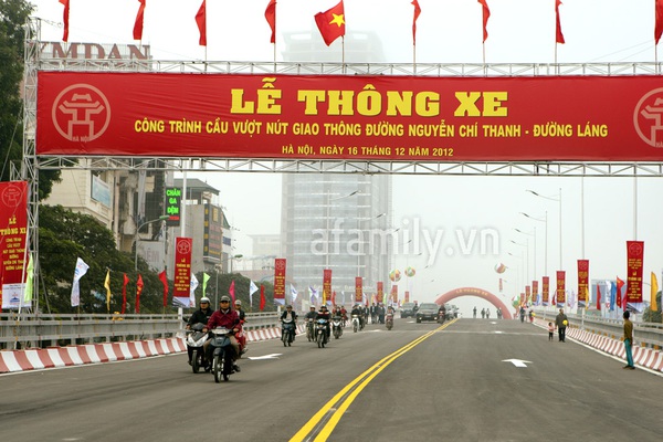 Sáng nay, cầu vượt Trần Duy Hưng – Nguyễn Chí Thanh chính thức thông xe 16
