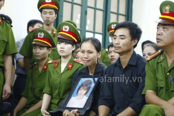 Những vụ việc g&acirc;y phẫn nộ dư luận trong năm 2012 19