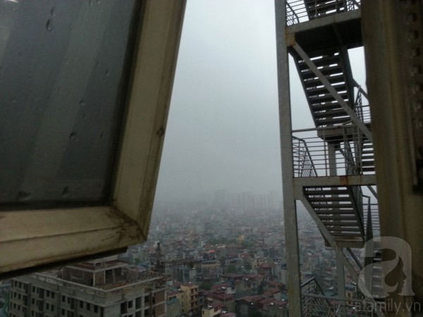 Trời H&agrave; Nội đen kịt, mưa d&ocirc;ng lớn 1