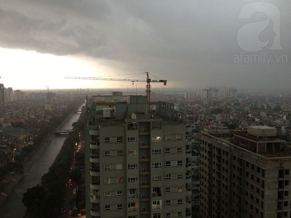 Trời H&agrave; Nội đen kịt, mưa d&ocirc;ng lớn 3