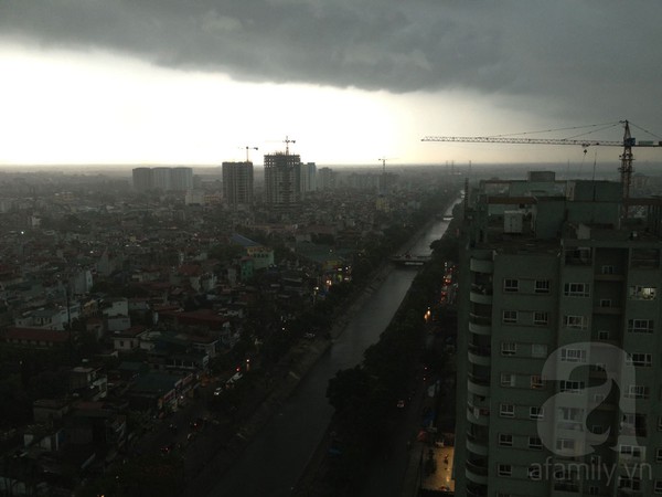 Trời H&agrave; Nội đen kịt, mưa d&ocirc;ng lớn 2