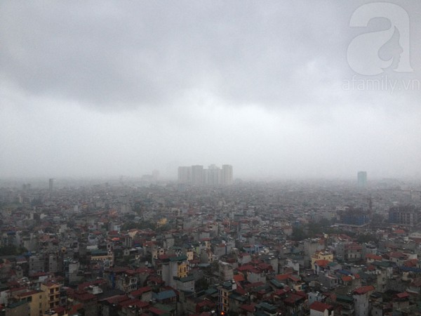 Trời H&agrave; Nội đen kịt, mưa d&ocirc;ng lớn 4