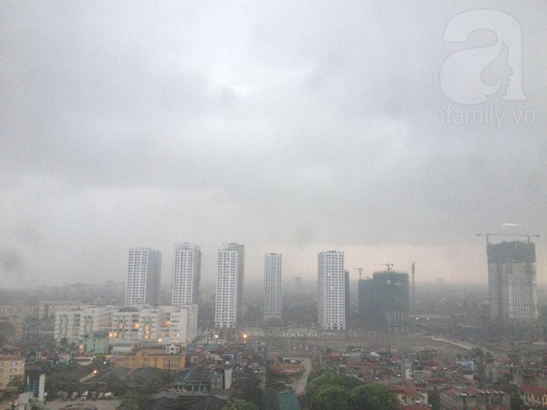 Trời H&agrave; Nội đen kịt, mưa d&ocirc;ng lớn 5