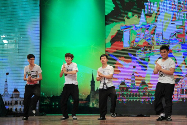 Gi&aacute;m khảo VN's Got Talent cười chảy nước mắt 2