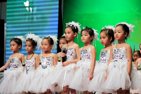 Gi&aacute;m khảo Got Talent ph&aacute;t sốt v&igrave; b&eacute; 12 tuổi 