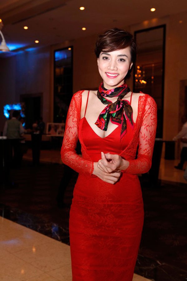 Trang Nhung khéo léo khoe ngực đầy 1 Trang Nhung khéo léo khoe ngực đầy 1