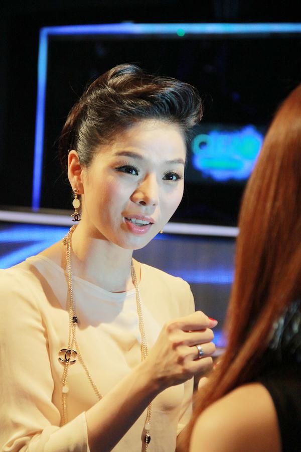 Lệ Quy&ecirc;n xinh đẹp l&agrave;m 