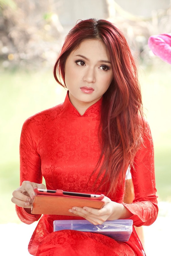 Angela Phương Trinh rủ Hương Giang Idol diện áo dài đón xuân 15