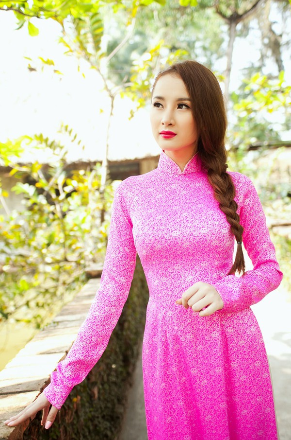 Angela Phương Trinh rủ Hương Giang Idol diện áo dài đón xuân 2