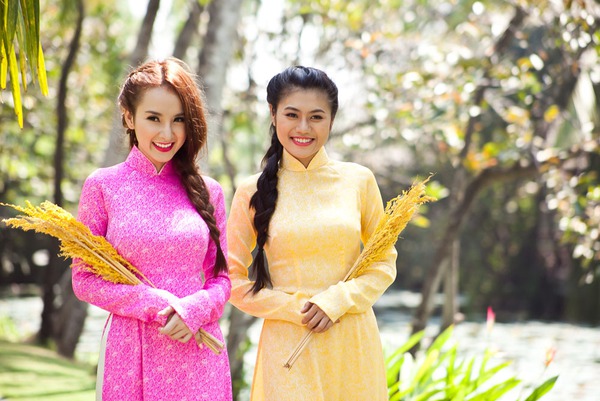 Angela Phương Trinh rủ Hương Giang Idol diện áo dài đón xuân 9