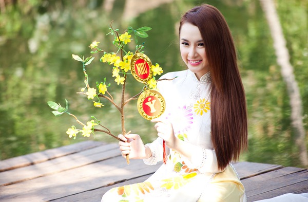 Angela Phương Trinh rủ Hương Giang Idol diện áo dài đón xuân 10