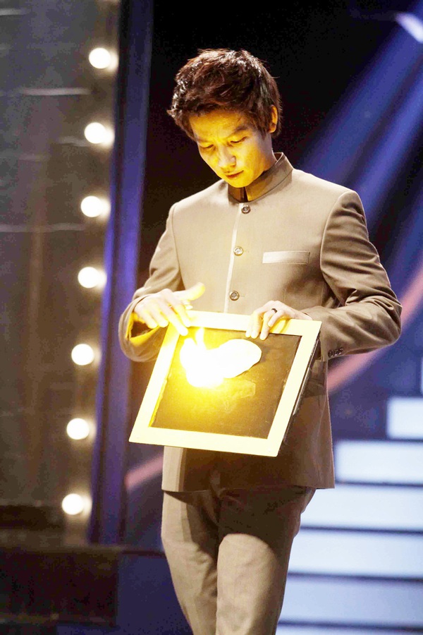 Gi&aacute;m khảo Got Talent ph&aacute;t sốt v&igrave; th&iacute; sinh 