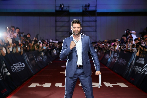 "Người sói" Hugh Jackman giơ móng vuốt trước fan Hàn 8