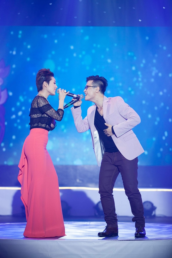 Lưu Hương Giang lên sân khấu với thời trang 