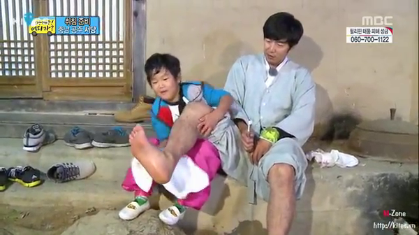 “Bố ơi mình đi đâu thế?” T46: Jun Soo hiếu thảo rửa chân cho bố 5